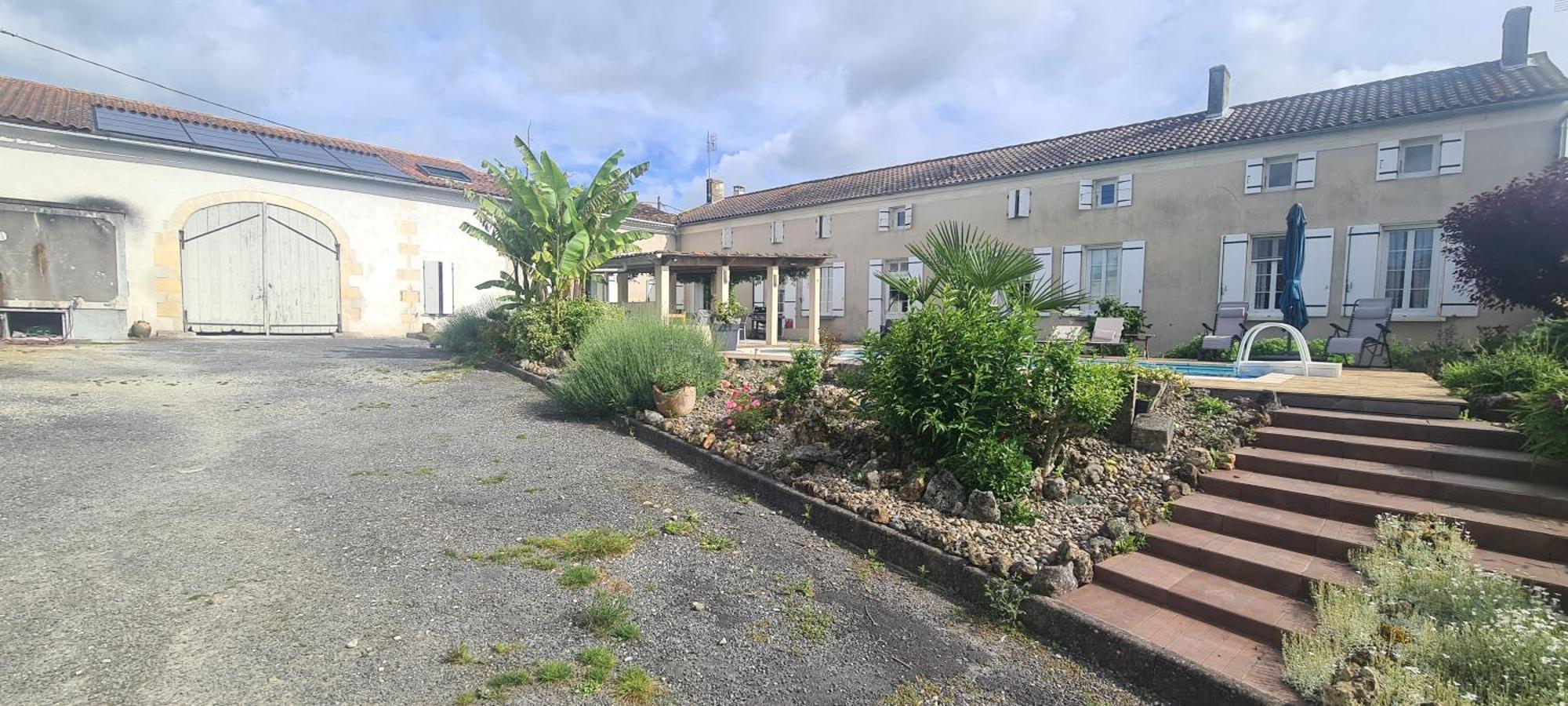Gites De 2 A 11 Personnes Au Domaine D'Usson Echebrune Exterior foto